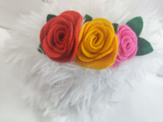 নৃত্য ও গান সাদা কুকুর ফুল এবং মাথায় ঘণ্টা বাচ্চাদের খেলনা শিশুদের দিন উপহার